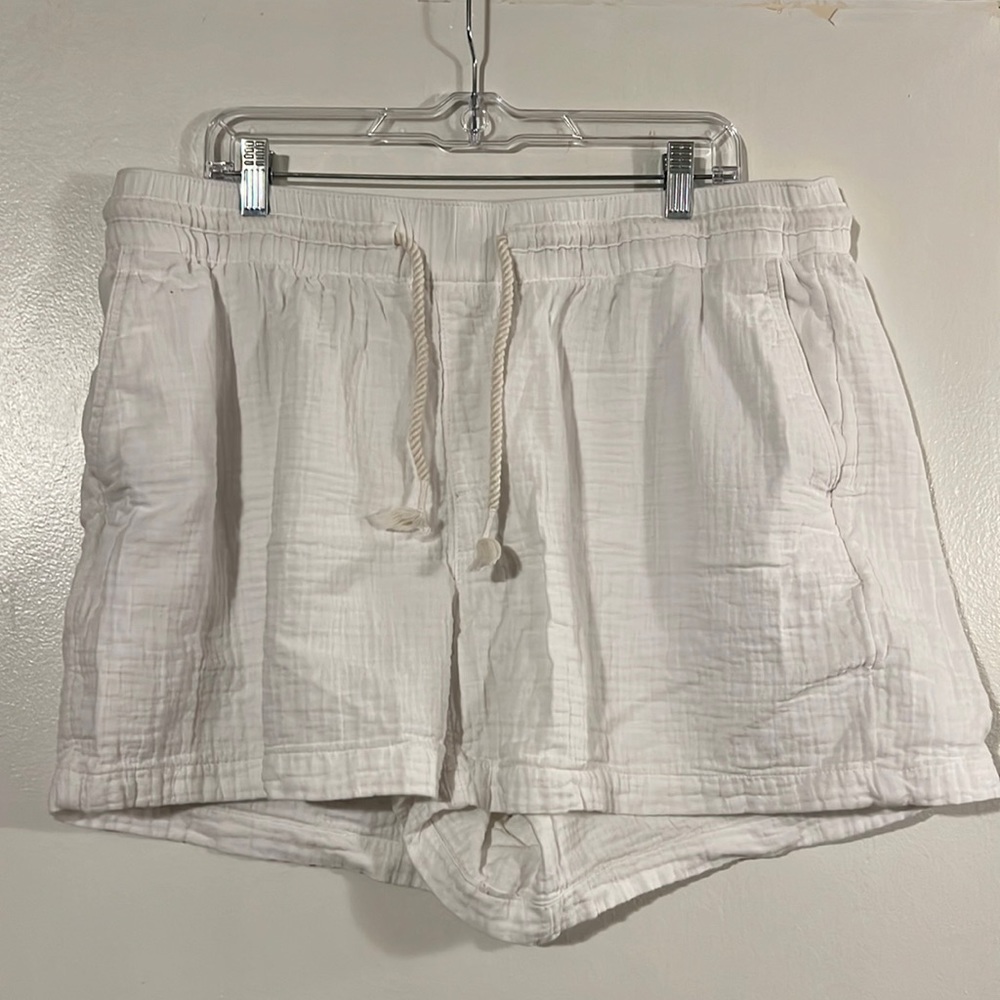 Rosebud white elastic drawstring waist Front and back pockets